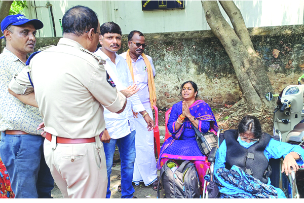 న్యాయం కోసం మహిళ ధర్నా