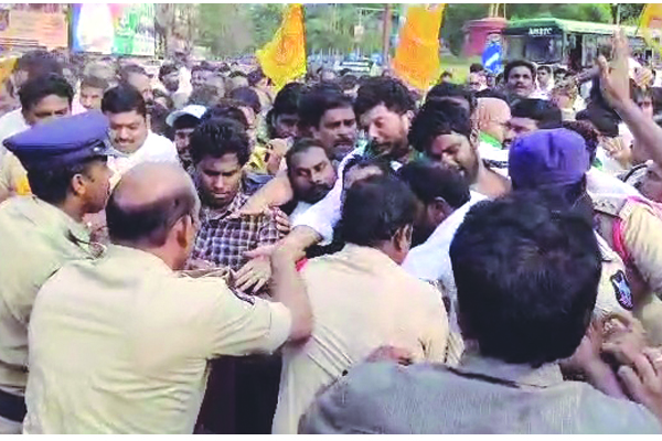 రైతులను వెంటనే ఆదుకోవాలని టిడిపి ర్యాలీ