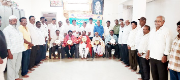 విదేశీ పర్యటనకు వెళ్తున్న వారిని సన్మాస్తున్న మానవతా సభ్యులు