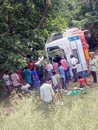 కారును ఢకొీట్టి గుంతలోపడ్డ బస్సు 