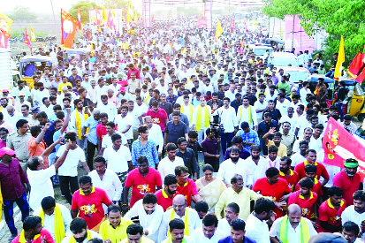ఇసుక అక్రమాలపై ఉక్కుపాదంపాదయాత్రలో నారా లోకేష్‌