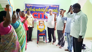 సత్యనారాయణ చిత్రపటానికి నివాళి అర్పిస్తున్న నాయకులు