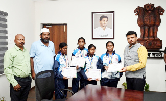 క్రీడాకారులకు సర్టిఫికెట్లు ఇస్తున్న కలెక్టర్‌ గిరీష