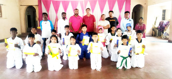 బెల్ట్‌ గ్రేడింగ్‌లో ఉత్తీర్ణత సాధించిన క్రీడాకారులు