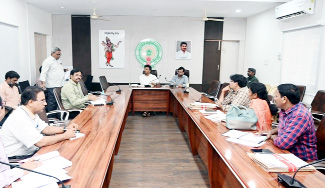 సమావేశంలో మాట్లాడుతున్న కలెక్టర్‌ గిరీష