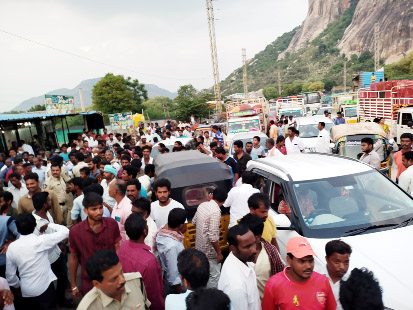  రైతుల రాస్తారోకోతో ఆగిపోయిన వాహనాలు