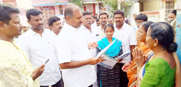 మహిళలకు పథకాల గురించి వివరిస్తున్న ఎమ్మెల్యే శ్రీకాంత్‌రెడ్డి