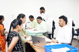 అర్జీదారుల సమస్యలు వింటున్న కలెక్టర్‌ గిరీష
