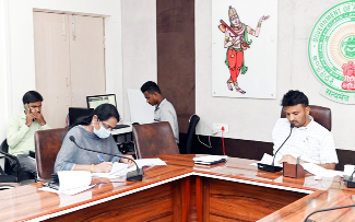 సమావేశంలో మాట్లాడుతున్న కలెక్టర్‌ గిరీష