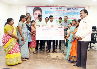 లబ్ధిదారులకు మెగా చెప్పిన అందజేస్తున్న కలెక్టర్‌ గిరీష