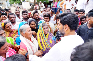 మహిళలతో మాట్లాడతున్న లోకేష్‌
