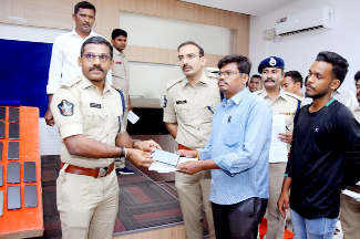 బాధితులు సెల్‌ఫొన్‌ అందిస్తున్న ఎస్‌పి అన్బురాజన్‌