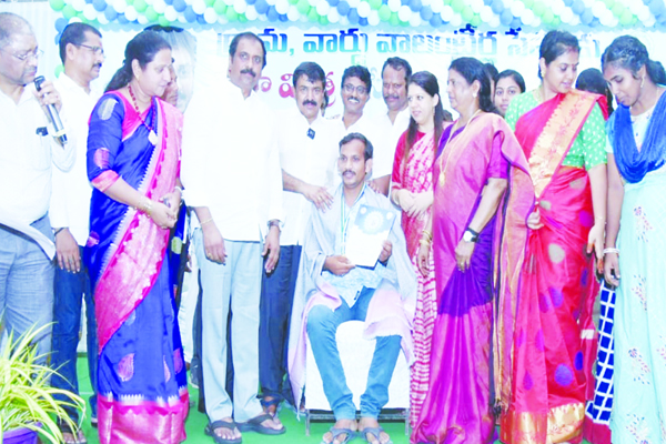 ఆదర్శంగా వాలంటీర్‌ వ్యవస్థ అమలు