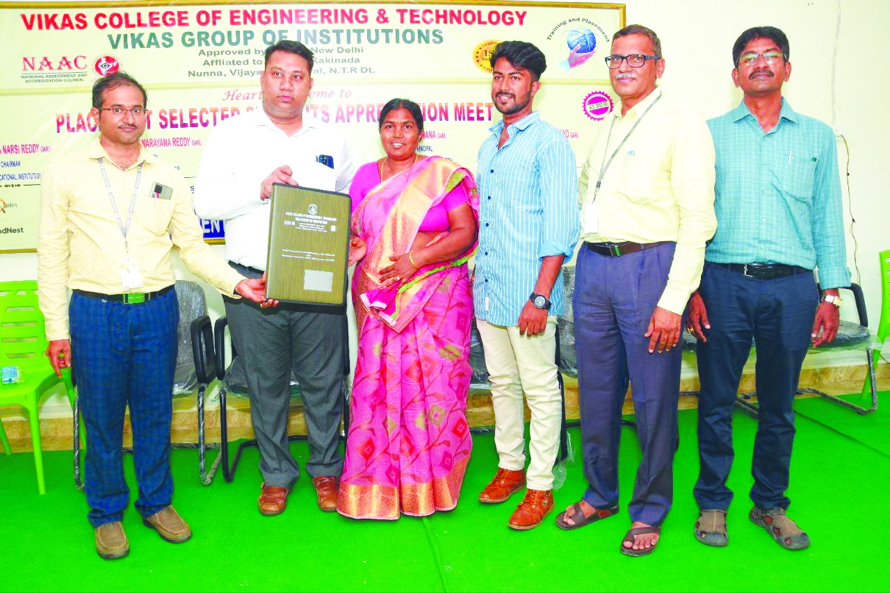 360 మంది విద్యార్థులకు సత్కారం