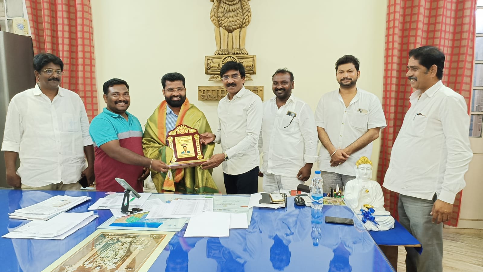 ఆర్‌డిఒకు ఎంఎల్‌ఎ సన్మానం