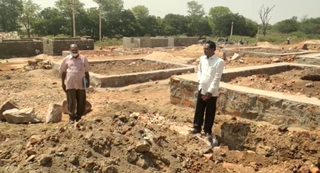 ఇళ్ల నిర్మాణ పనులు పరిశీలన
