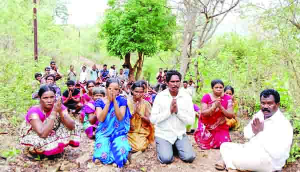 మోకాళ్లపై గిరిజనుల నిరసన