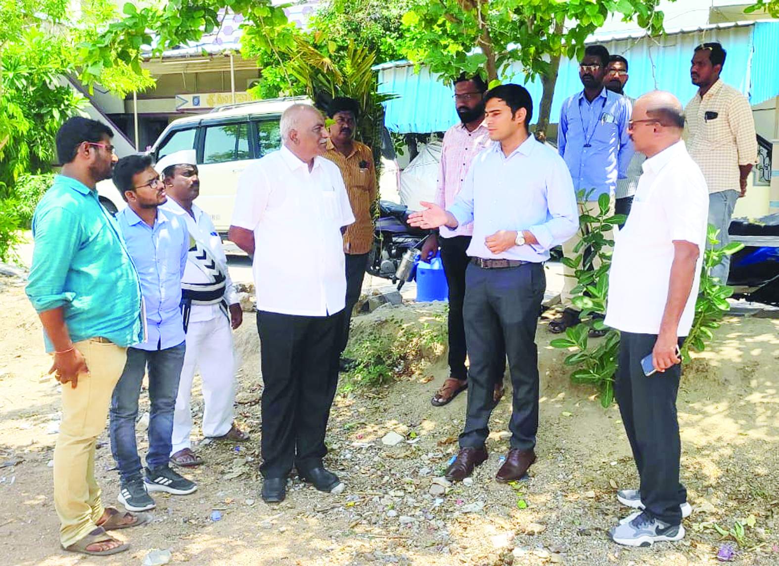 పార్కు ప్రదేశాలను పరిశీలిస్తున్న సబ్‌ కలెక్టర్‌