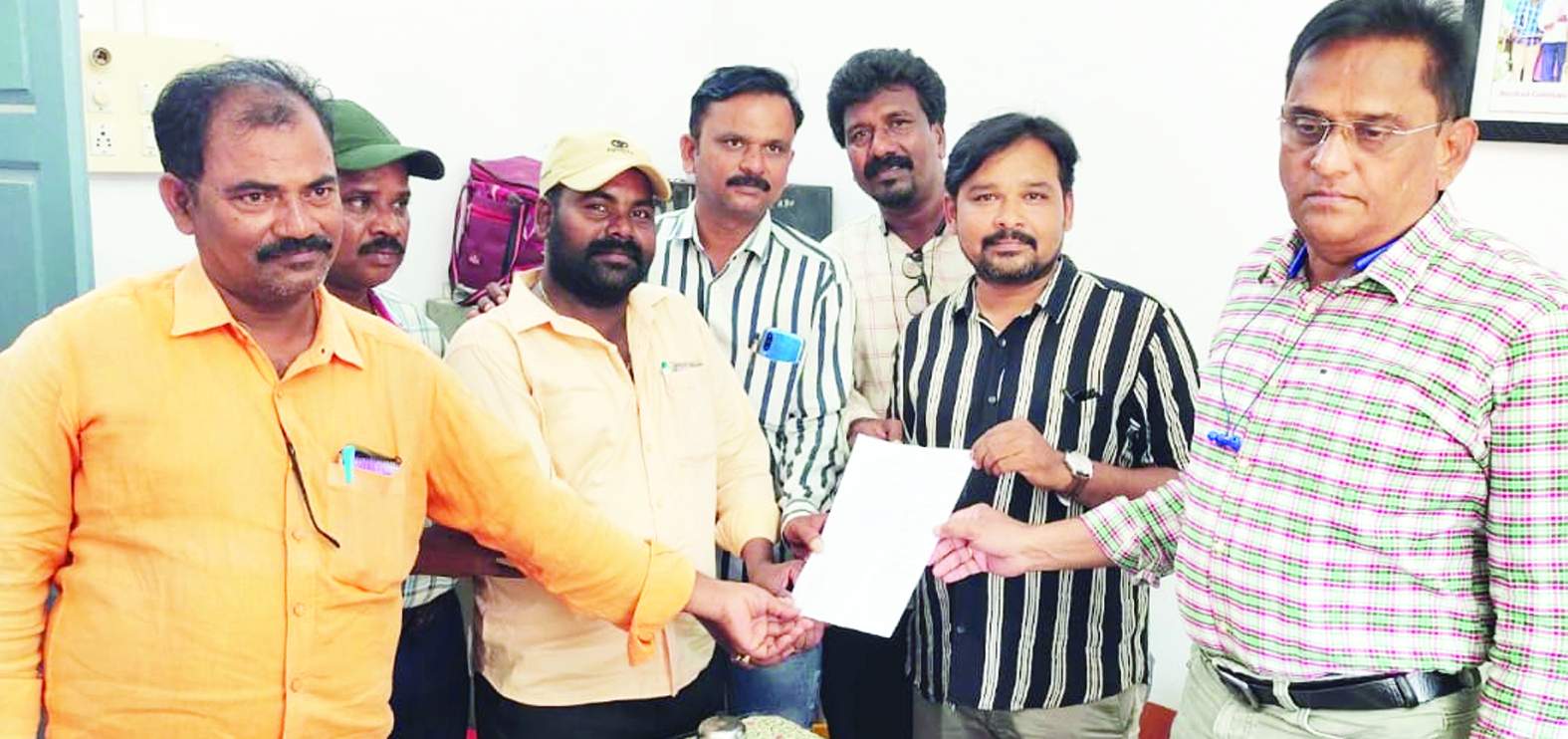 ఎఒకు వినతిపత్రం ఇస్తున్న ఎపిడబ్ల్యుజెఎఫ్‌ నాయకులు