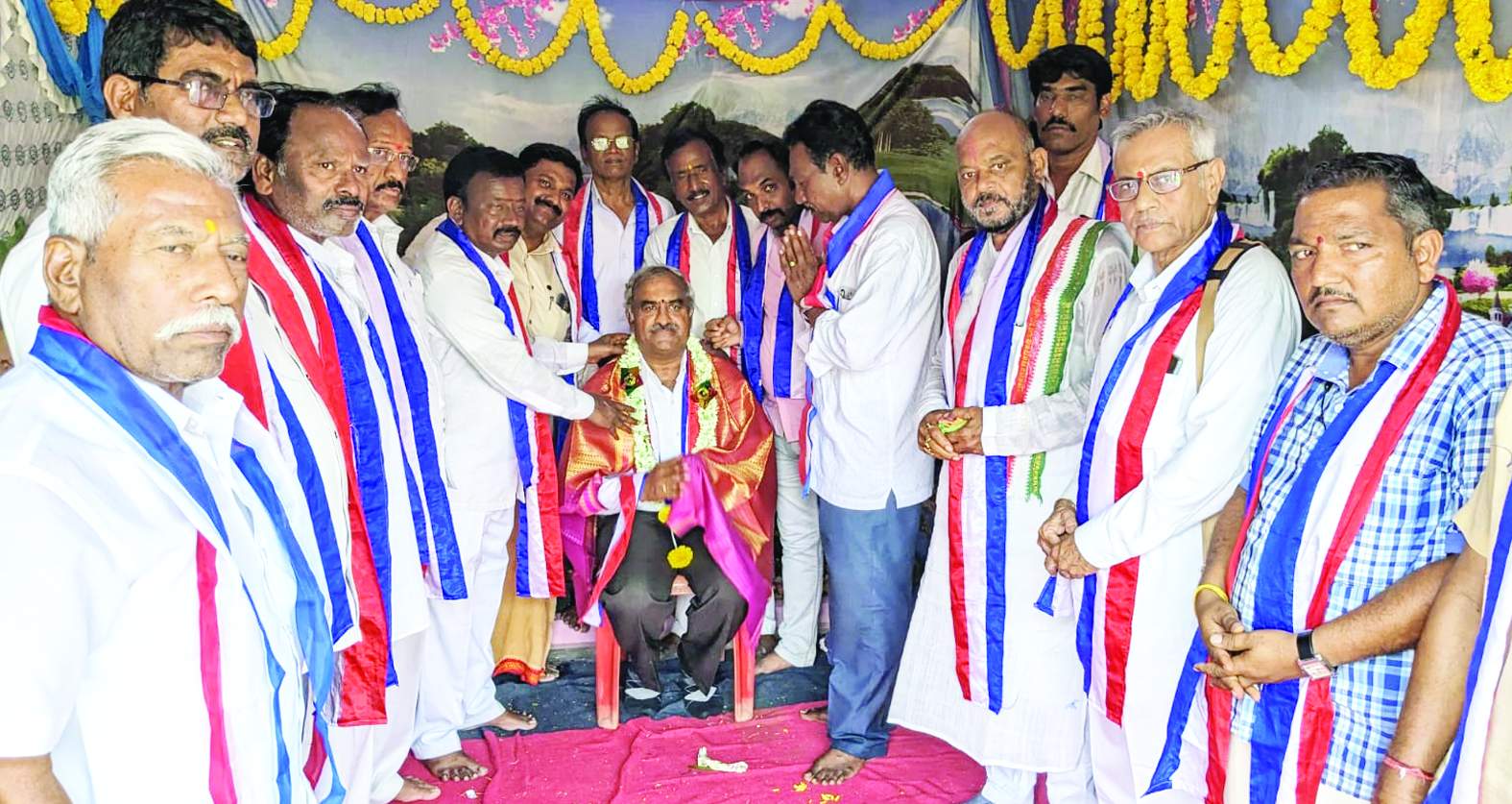 విట్టా రమేష్‌ను సన్మానిస్తున్న నాయకులు