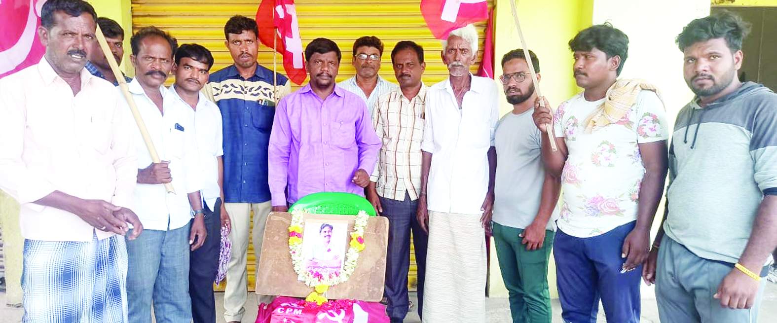 హనుమంతు చిత్రపటానికి పూలమాల వేసి నివాళులర్పిస్తున్న నాయకులు