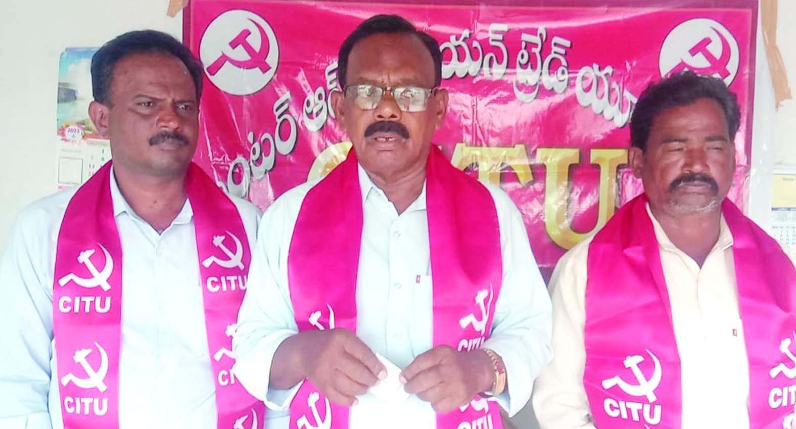 సమావేశంలో మాట్లాడుతున్న ఈరన్న