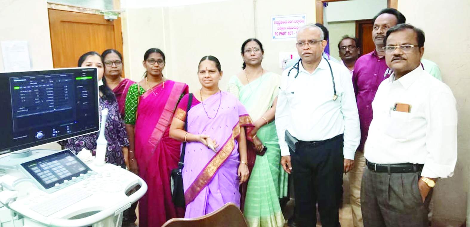 సౌకర్యాలను పరిశీలిస్తున్న డిఎంహెచ్‌ఒ రామ గిడ్డయ్య