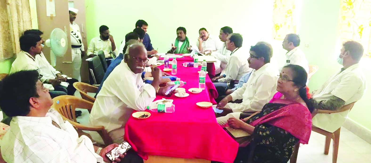 అభివృద్ధి సలహా మండలి సమావేశంలో మాట్లాడుతున్న ఎమ్మెల్యే