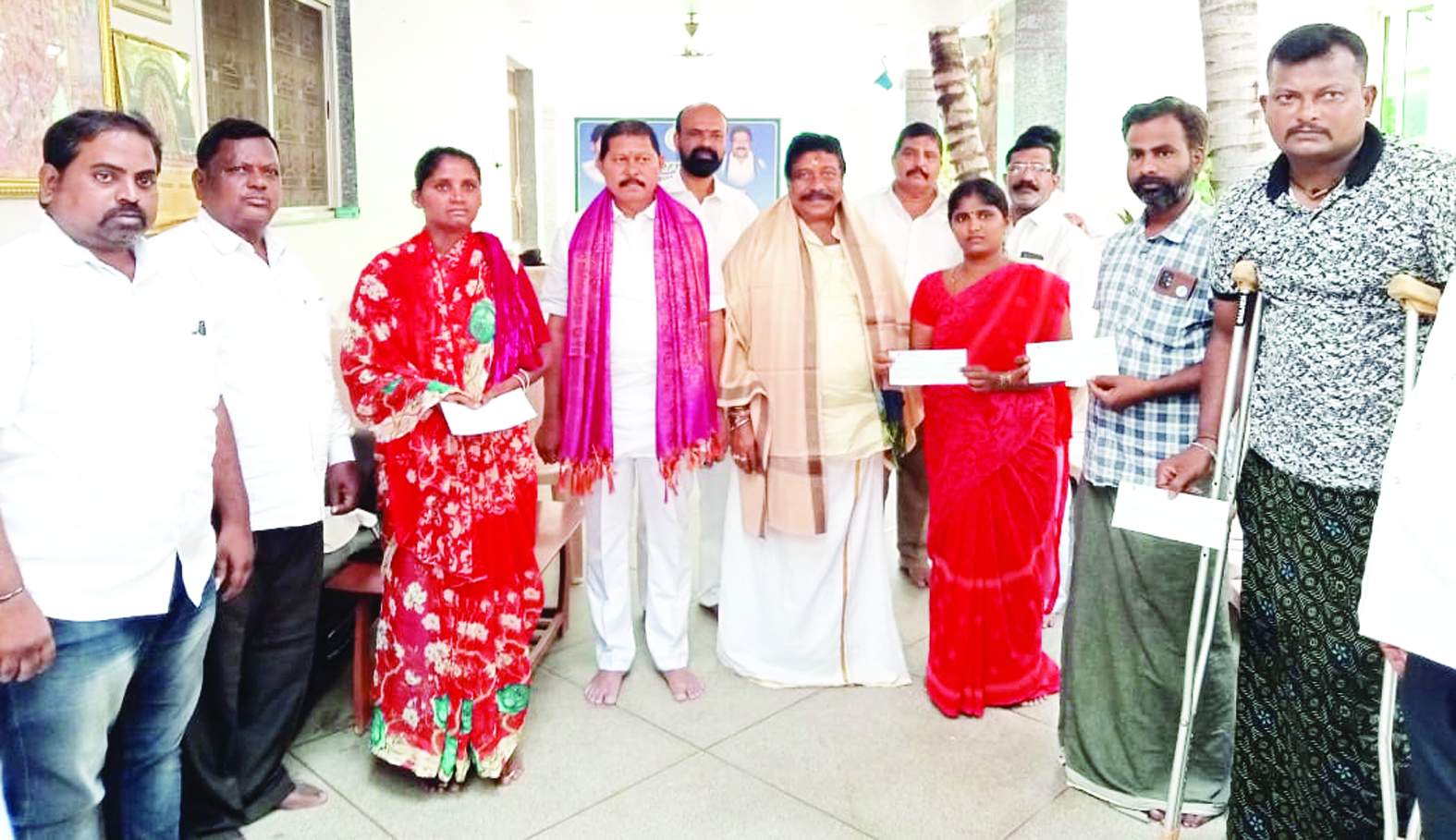 చెక్కులు పంపిణీ చేస్తున్న ఎమ్మెల్యే సాయి ప్రసాద్‌ రెడ్డి