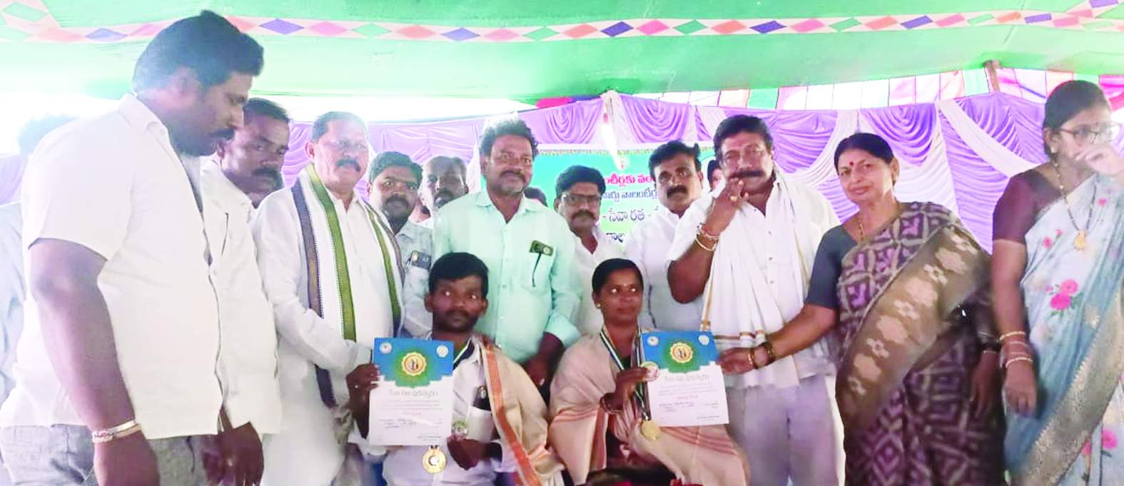 వాలంటీర్లను సన్మానిస్తున్న నాయకులు