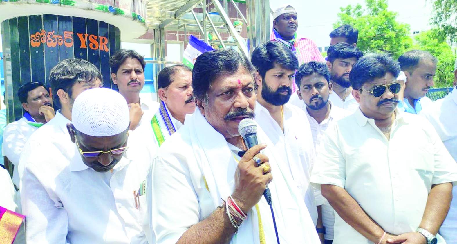 ఆదోనిలో మాట్లాడుతున్న ఎమ్మెల్యే సాయి ప్రసాద్‌ రెడ్డి