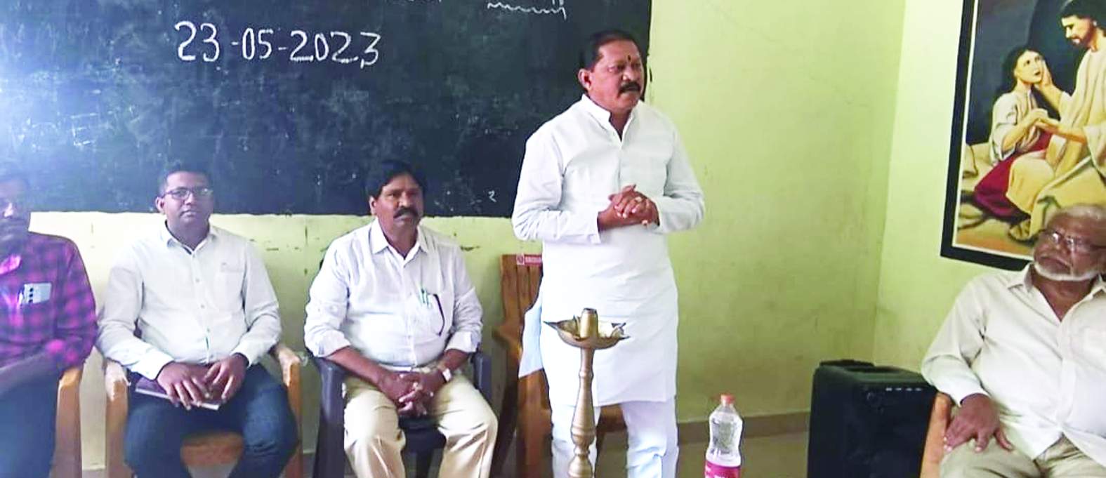 మాట్లాడుతున్న ఎమ్మెల్సీ మధుసూదన్‌