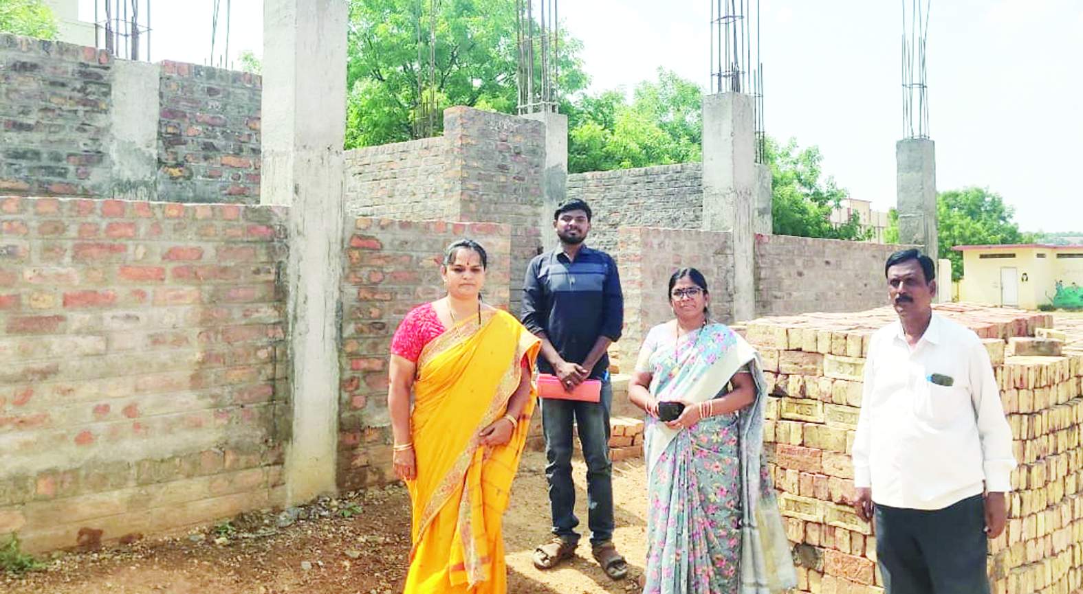 పనులు పరిశీలిస్తున్న ఎంపిడిఒ గీతావాణి