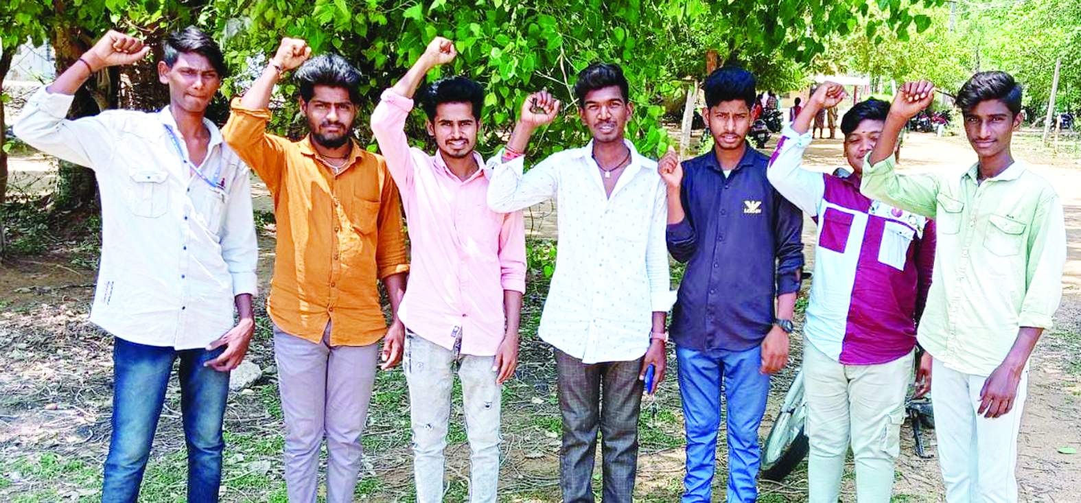 మాట్లాడుతున్న నాయకులు