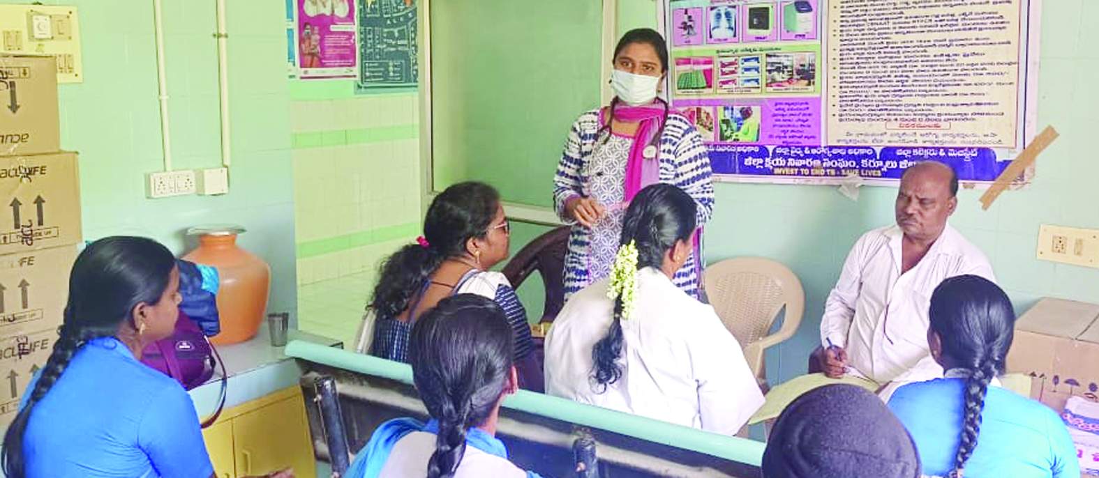 సూచనలు చేస్తున్న డాక్టర్‌