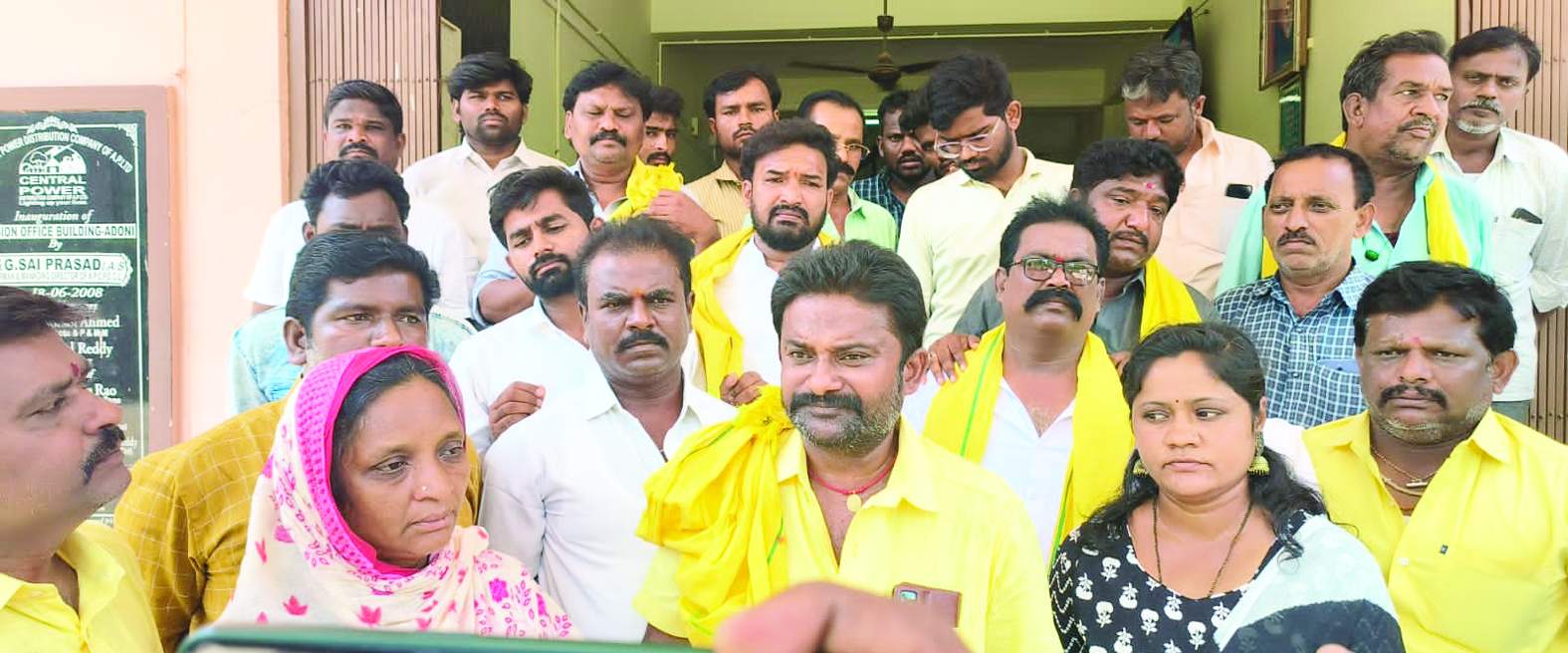 విద్యుత్‌ భవనం ముందు ధర్నాలో పాల్గొన్న భూపాల్‌ చౌదరి