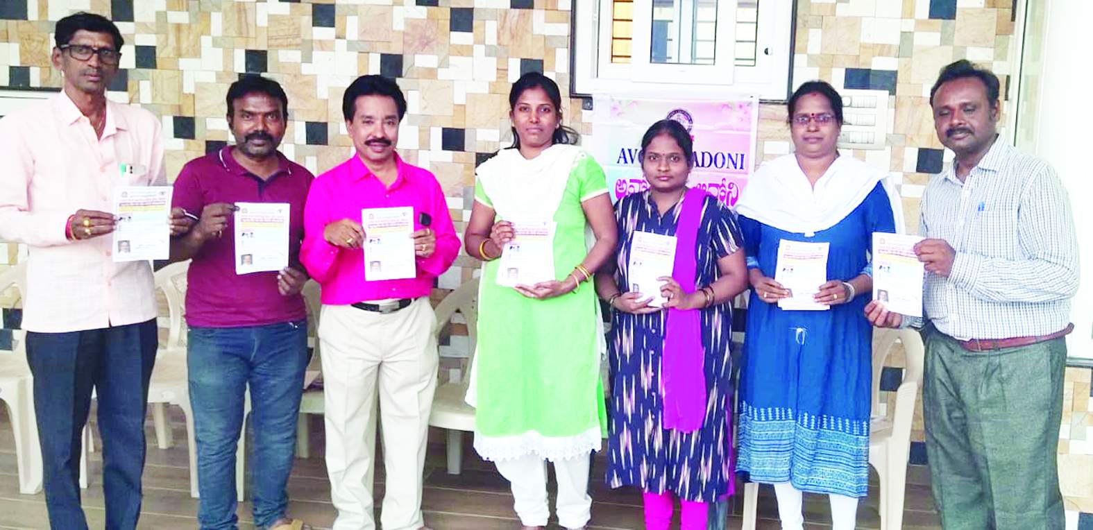 కరపత్రాలు విడుదల చేస్తున్న ఆర్యవైశ్య సంఘం నాయకులు