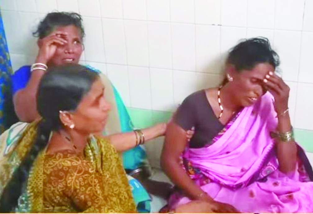 రోధిస్తున్న బాలుని బంధువులు