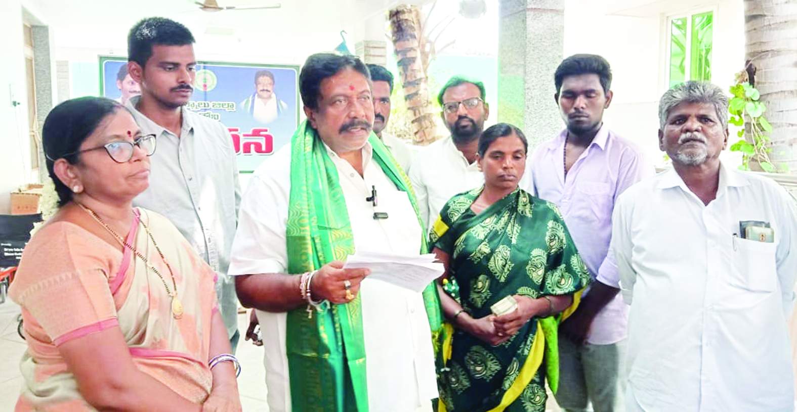 బీమా డబ్బులు అందిస్తున్న ఎమ్మెల్యే సాయిప్రసాద్‌ రెడ్డి