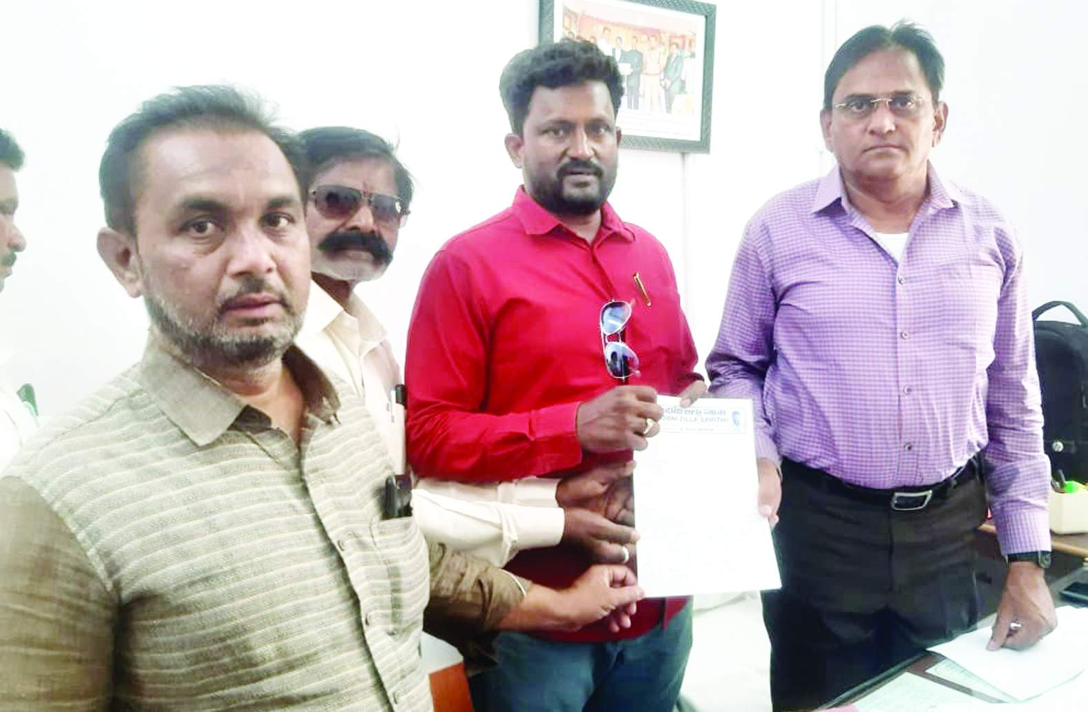 ఎఒ గోవింద్‌ సింగ్‌కు వినతి పత్రం ఇస్తున్న నాయకులు