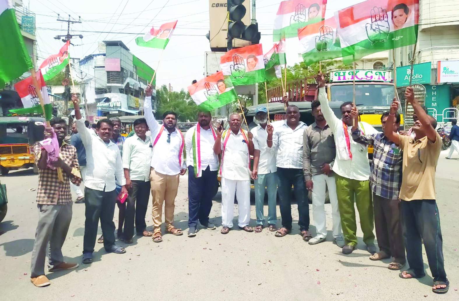 సంబరాలు చేసుకుంటున్న కాంగ్రెస్‌ నాయకులు