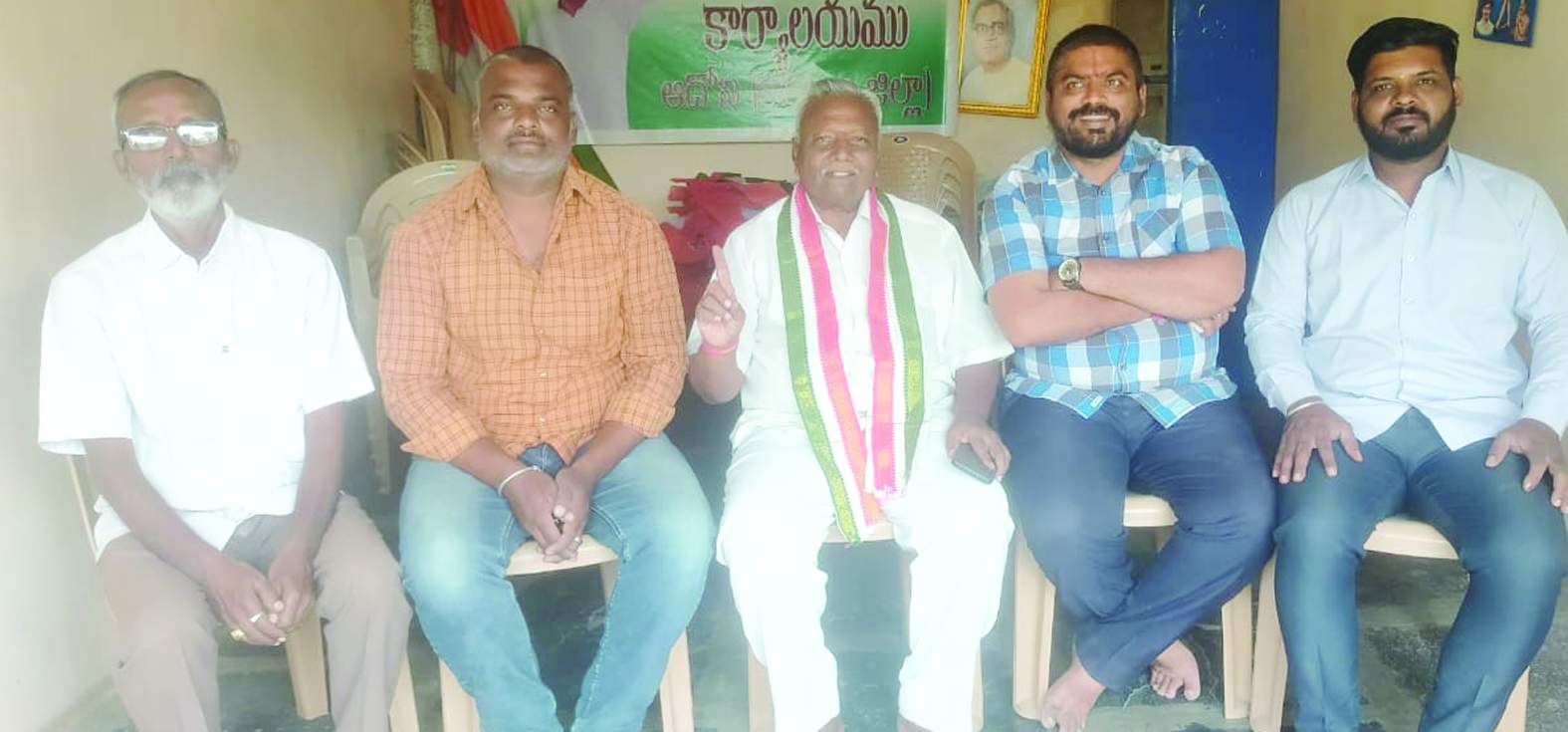 మాట్లాడుతున్న కాంగ్రెస్‌ పార్టీ నాయకులు