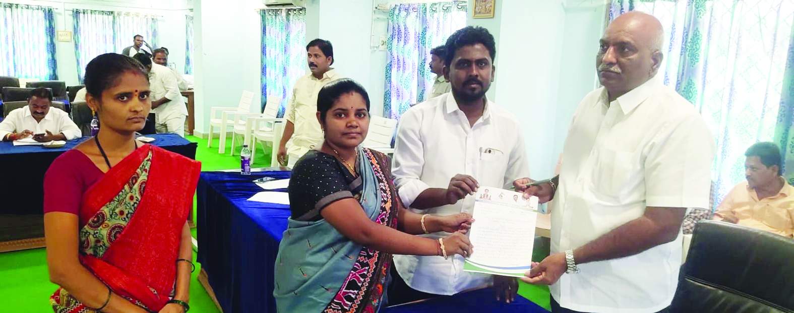 మున్సిపల్‌ కమిషనర్‌ రఘునాథ్‌ రెడ్డికి వినతిపత్రం ఇస్తున్న కౌన్సిలర్‌ ఇందు