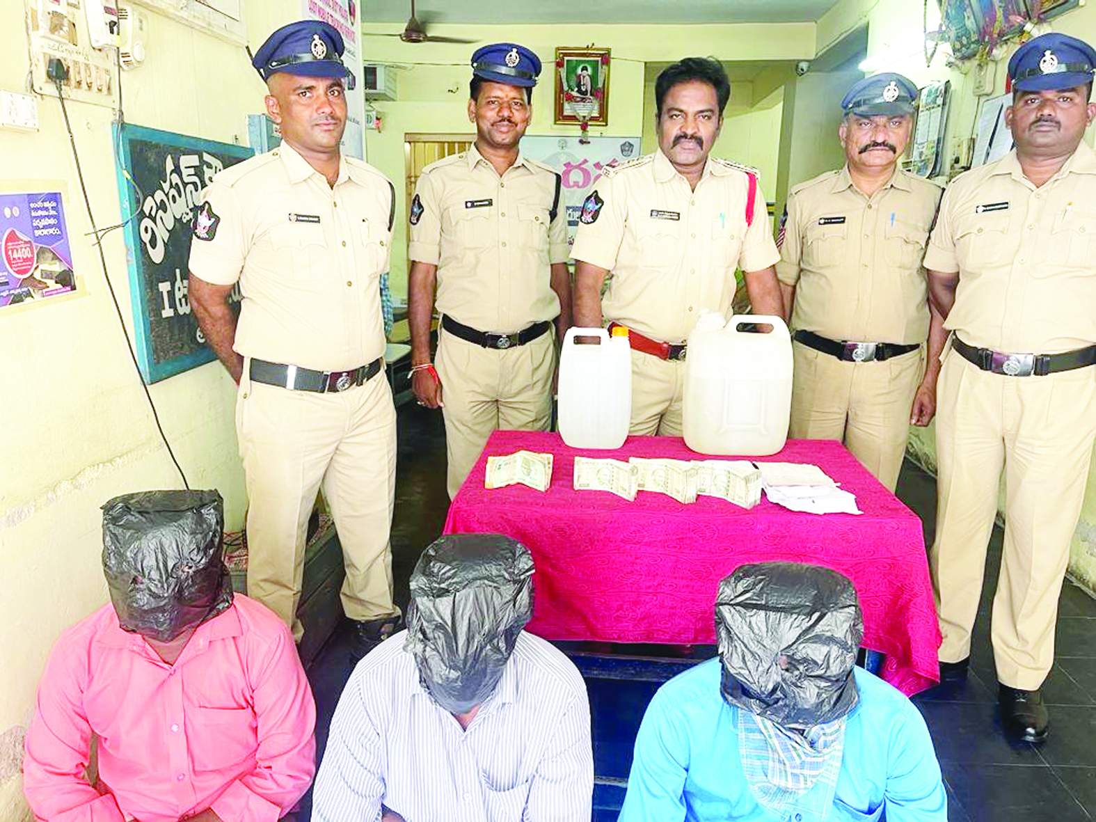 నిందితులను మీడియా ముందు ప్రవేశపెట్టిన సిఐ