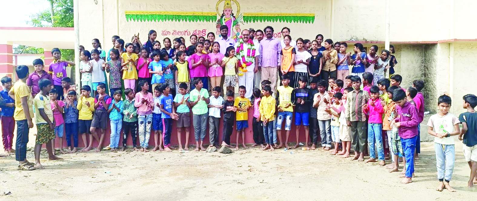 క్రీడ సామగ్రిని అందజేస్తున్న ప్రకాష్‌ జైను