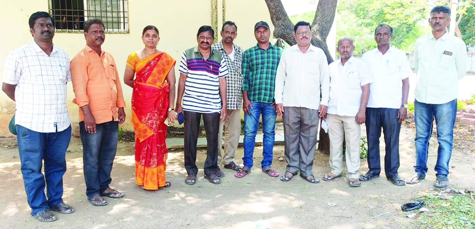 మాట్లాడుతున్న ఆంధ్రప్రదేశ్‌ ప్రభుత్వ ఉద్యోగుల సంఘం తాలూకా అధ్యక్షులు రషీద్‌