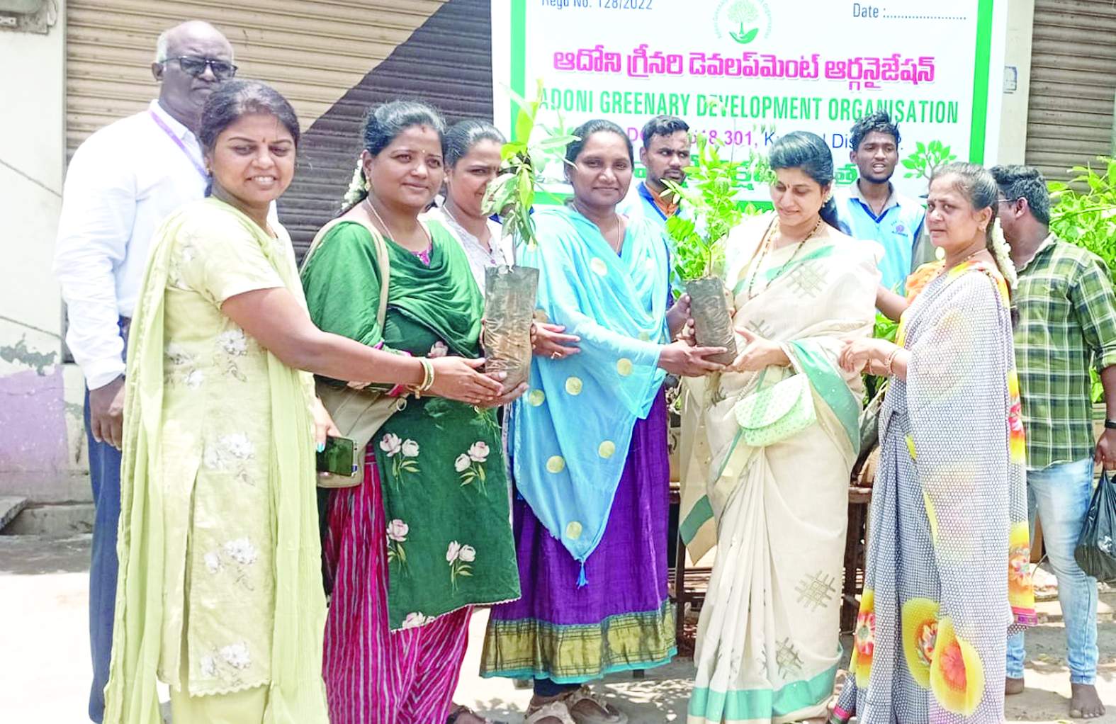 మొక్కలు పంపిణీ చేస్తున్న లలితమ్మ