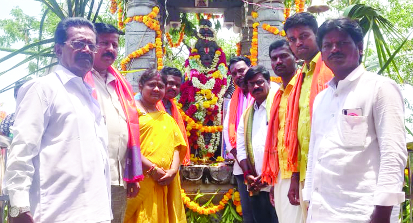 పూజలు చేస్తున్న గుడిసె కృష్ణమ్మ