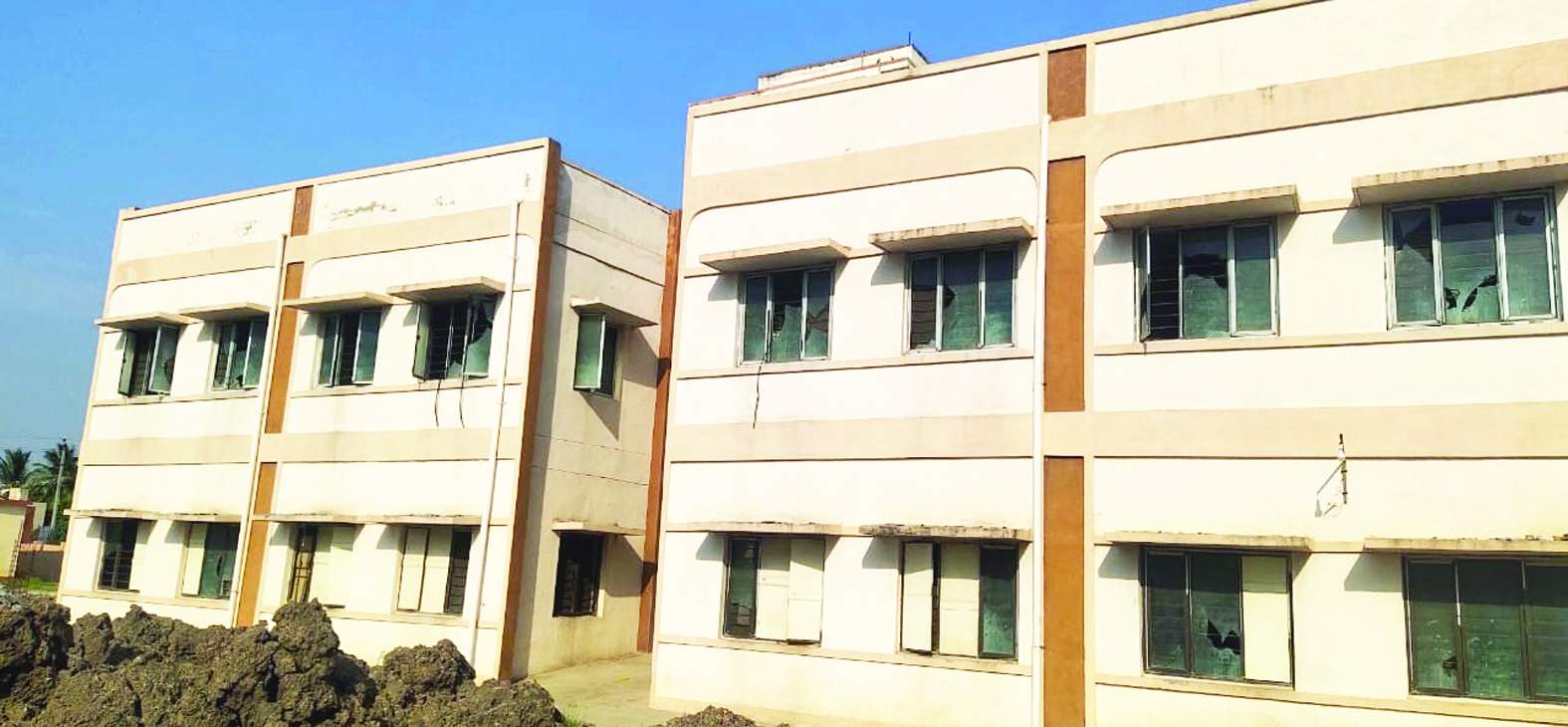 ఆవరణంలోనే నిలిచి ఉన్న మురుగునీరు