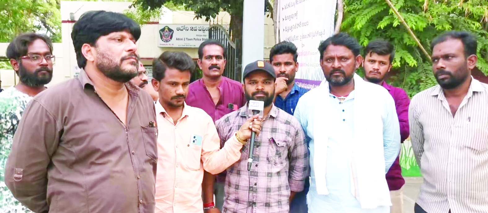 పోలీసు స్టేషన్‌ ముందు మాట్లాడుతున్న జనసేన నాయకులు